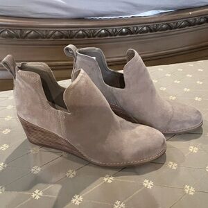 Tom’s Women’s Suede Wedge Ankle Booties — Taupe 9.5W